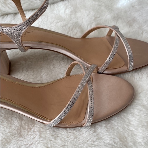 Jewel Badgley Mischka Cream and Silver Heels Sophisticated Style - Picture 6 of 13